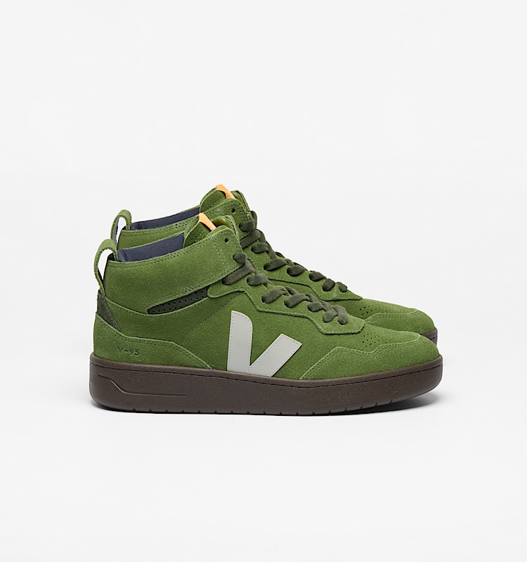veja baskets v-95 su&egrave;de vert qz0320859 Lateral view